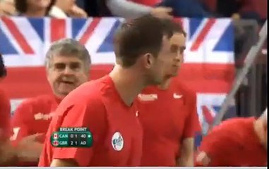 Un arbitre se prend une balle de tennis en pleine tête !