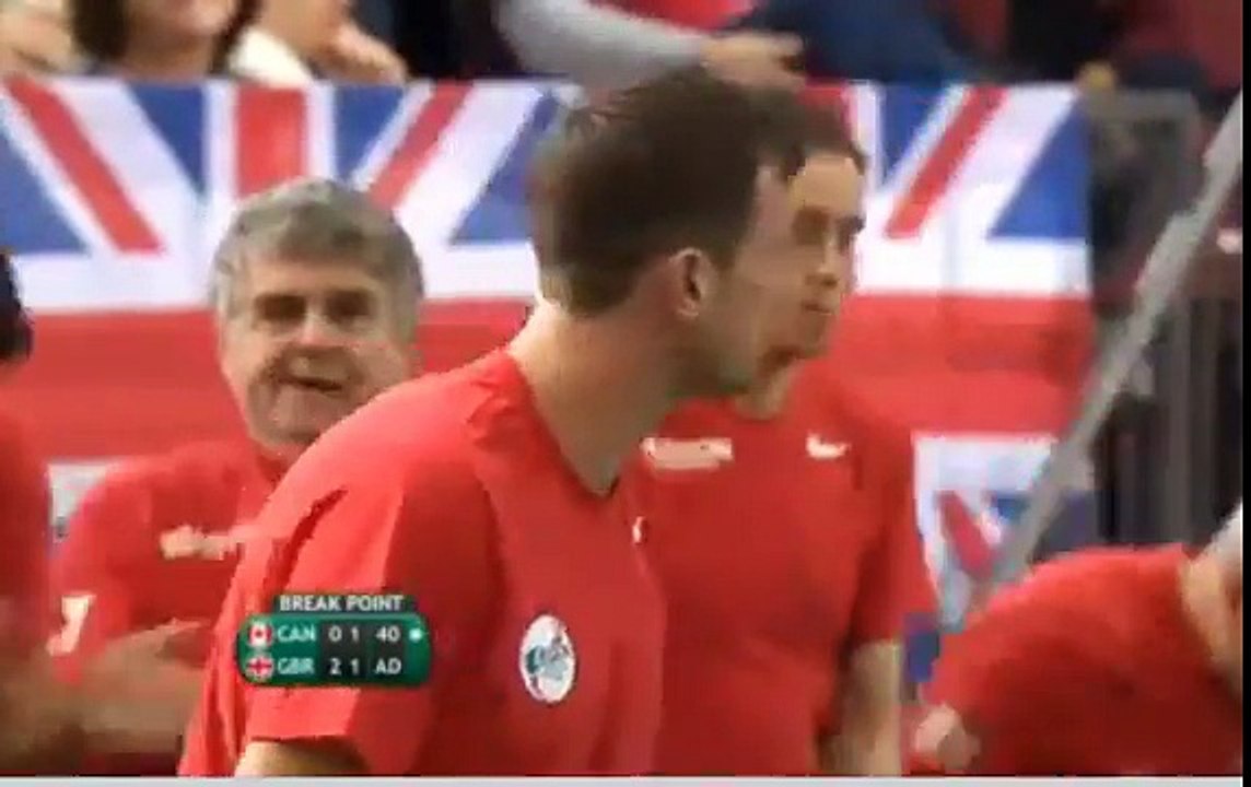 Un arbitre se prend une balle de tennis en pleine tête !