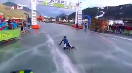 Une patineuse chute juste avant la ligne d'arrivé !
