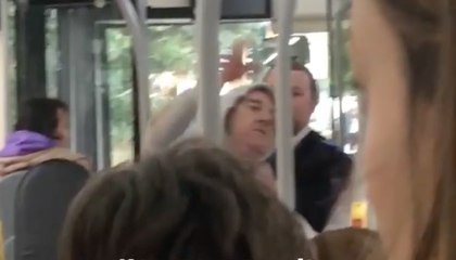 Un passager crache sur un chauffeur de bus, sa réaction est exemplaire