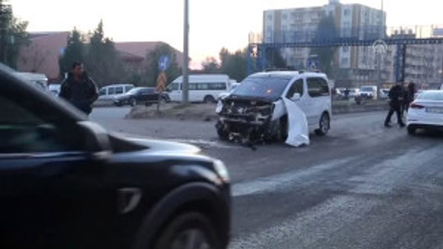 Kamyonet Ile Çarpışan Minibüs Yaya Üst Geçidine Çıktı