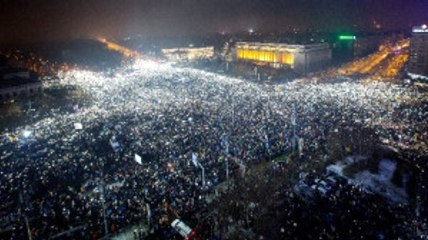 İstifa Bekleyen Romenler Bükreş Sokaklarını Terk Etmiyor