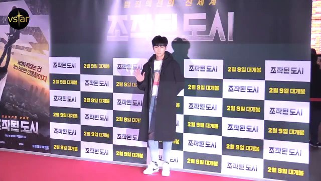 수줍은 진영(B1A4 Jinyoung) & 샤프한 2PM 준케이(JUN.K) @조작된 도시 VIP시사회-DFpXoUHoVDU