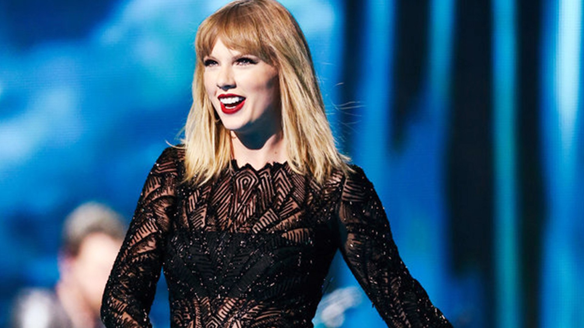 Taylor Swift Performs ' 'I Don't Wanna Live Forever' for First Time at Pre-Super