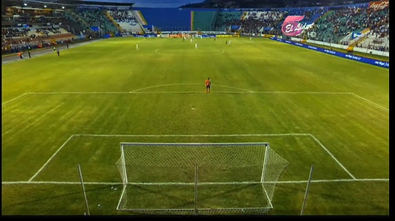 Aficionado marca gol y 'define' el Clásico de Honduras