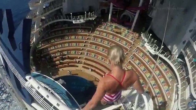 Màn nhảy cầu từ độ cao 16m xuống bể bơi sâu nhất thế giới