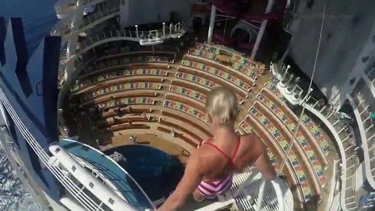 Màn nhảy cầu từ độ cao 16m xuống bể bơi sâu nhất thế giới