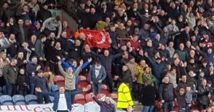 Polis, Leeds United Maçında Türk Bayrağı Açan Taraftarı Gözaltına Aldı