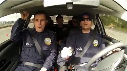 Скачать видео: İşini aşkla yapan eğitmen polis sosyal medyayı kırdı geçirdi!