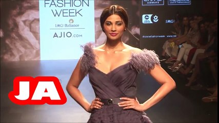 Lakme Fashion Week 2017 | Princess Daisy Shah Walk The Ramp