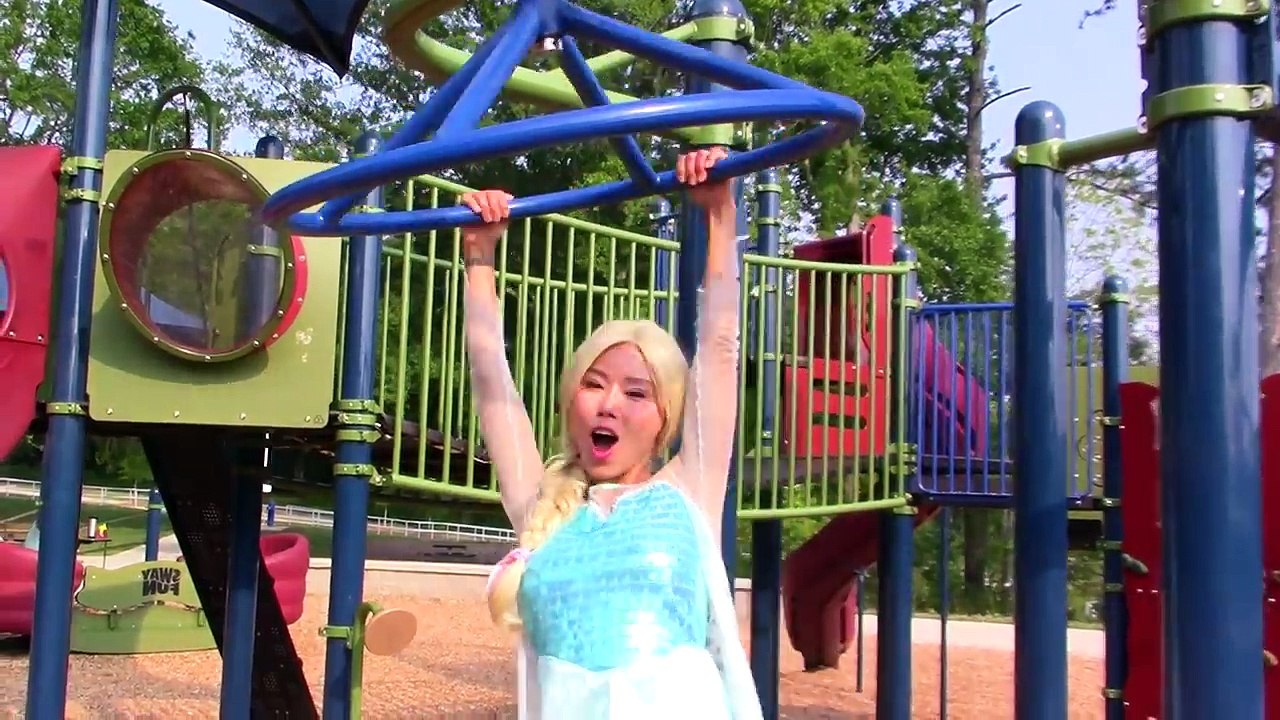 Spiderbaby visits the hospital w/ Frozen Elsa, Blue Spiderman Doctor, Pink Spidergirl, Mal