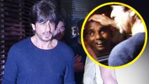 Raees Star Shahrukh Khan Feeds A Poor Man Outside A Restaurant | SPOTTED