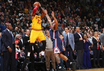 Le panier à 3pts avec la planche de LeBron James pour aller en prolongations