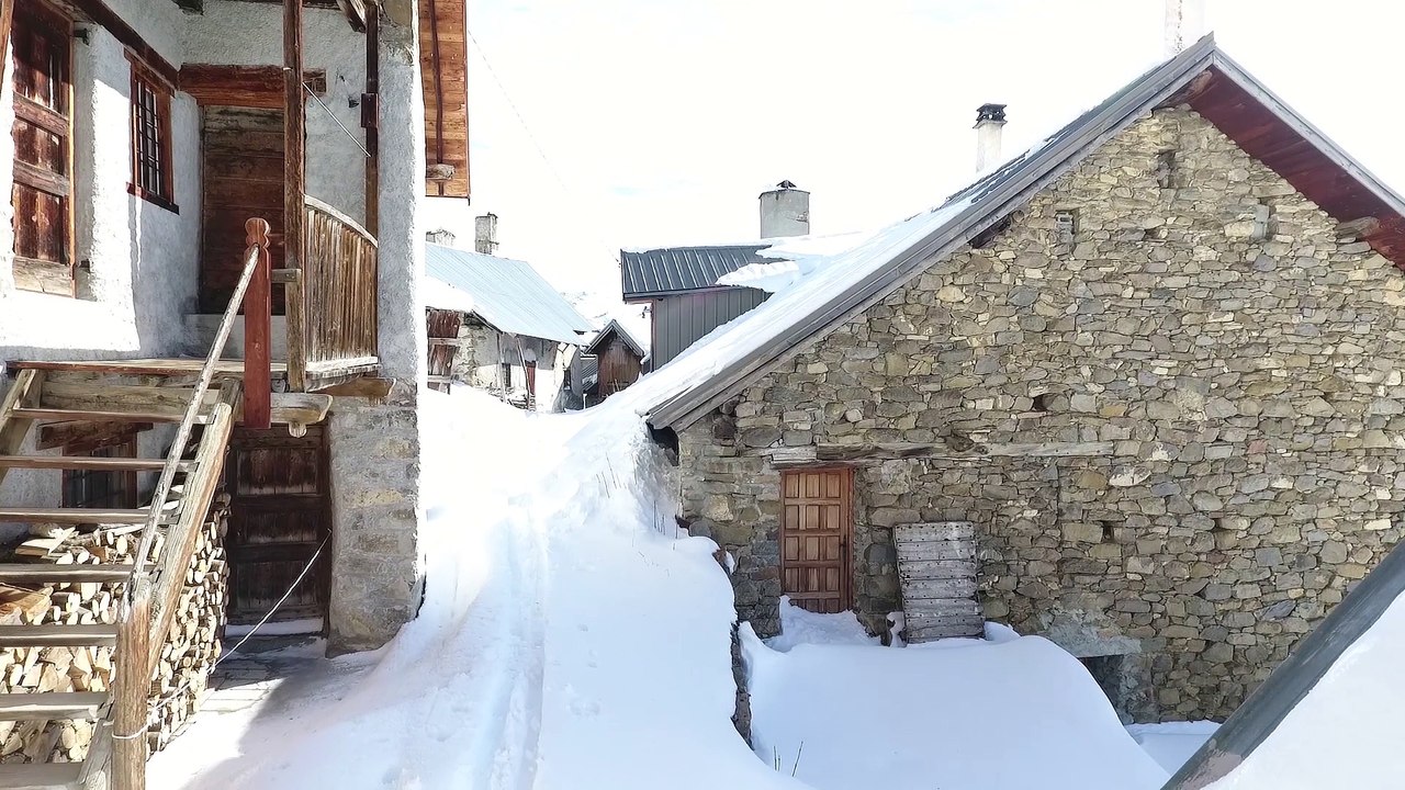 Hautes-Alpes: vol au dessus d'une vallée suspendue: FREISSINIERS