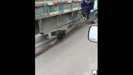 Un camion roule sur 3 roues !