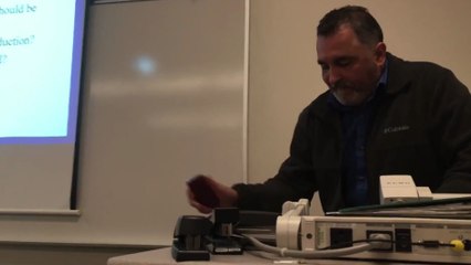 Un prof éclate le téléphone d'un élève en plein cours