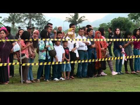 Ratusan Taruna Gelar Latihan Terjun Payung di Pusdikpassus Batujajar, Bandung - NET5