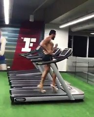 La preuve que courir en talons sur un tapis est une très mauvaise idée