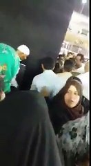 نعوذ باللہ آج نمازفجر سے قبل ایک بدبخت کی خانہ کعبہ پہ پیٹرول چھڑک کر آگ لگانے کی کوشش موقع پر موجود پولیس اور متعمرین ناکام بنا دی