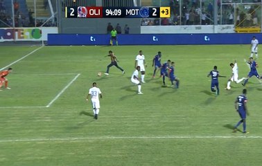 Un spectateur entre sur le terrain et marque