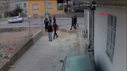 Adana Suriyelilerin Taşlı Sopalı Kavgası Güvenlik Kamerasında
