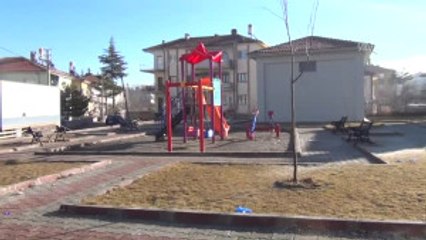 Kaçak Cinayet Zanlısı, Polisin Önünde Intihar Etti