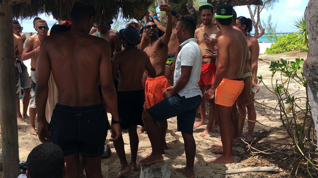 Footeux Mais aussi Chanteurs...Que de talents à l'AS. BRETAGNE !!