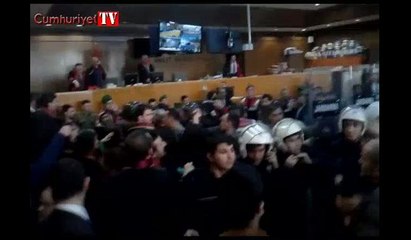 Sanık IŞİD'liler mahkemede avukatlara saldırdı