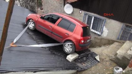 Otomobil Gecekondunun Üzerine Uçtu