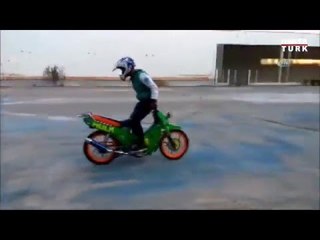 Motorsikletli gençten trafikte korkutan şov