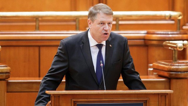 Президент Румунії заявив, що уряд працює в інтересах купки політиків
