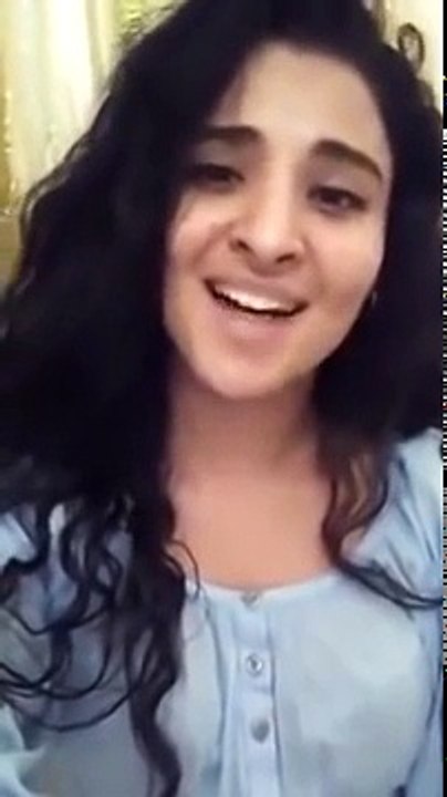 فتاة جزائرية تغني عيروني بيك يا حمة