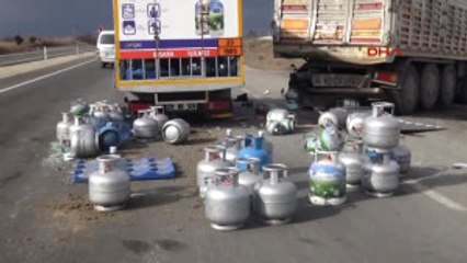 Lpg Tüp Yüklü Kamyonet, Tır'a Çarptı
