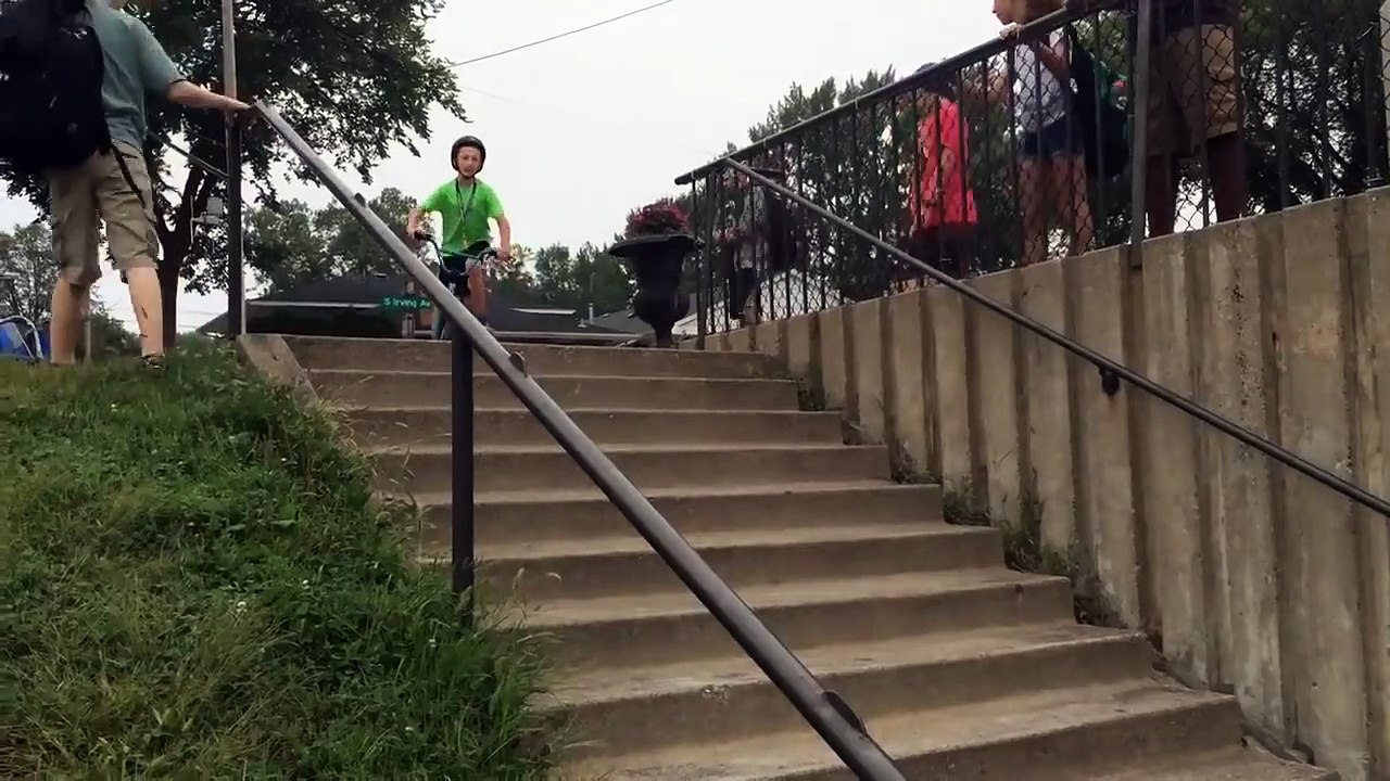 Un enfant descend des escaliers en VTT et ce n’était pas une bonne idée !