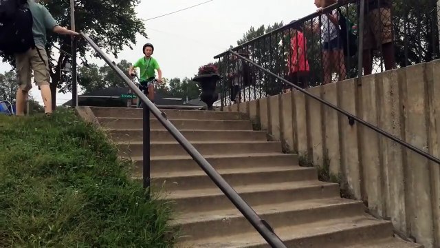 Un enfant descend des escaliers en VTT et ce n’était pas une bonne idée !