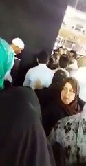 رجل يحاول ان يحرق الكعبه (شاهد ماذا فعل المعتمرين معه)
