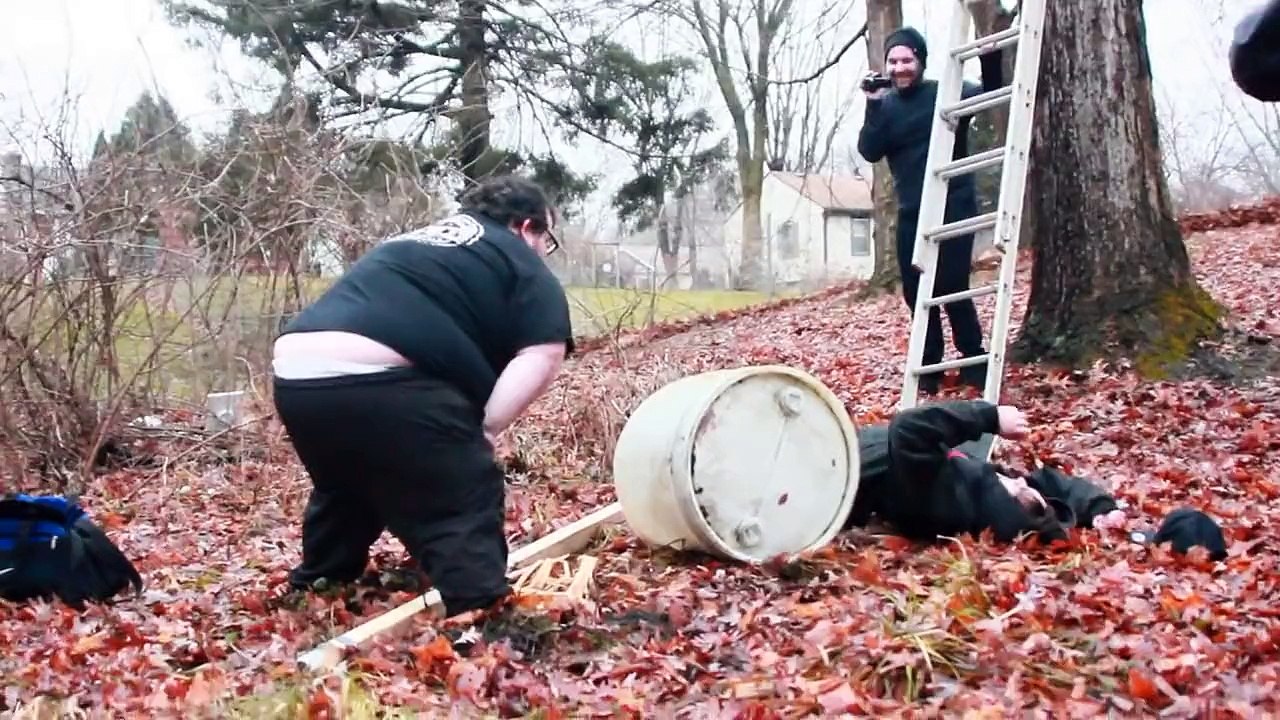 Zach Holmes se prend volontairement des coups dans les testicules