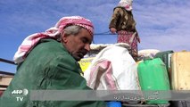 حركة نزوح للمدنيين من مناطق في شمال الرقة السورية