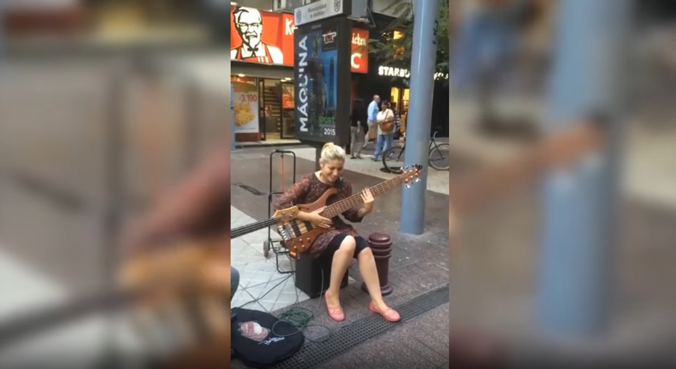 Cette jeune femme joue de la guitare de façons incroyable !