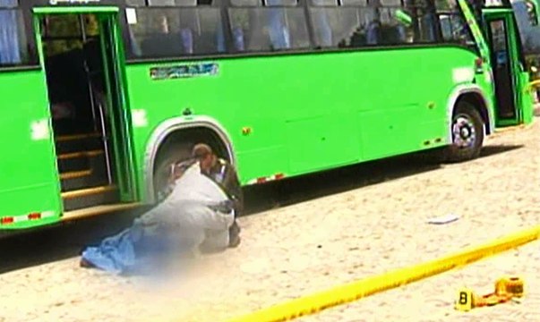 El chofer de un bus murió aplastado en Quito
