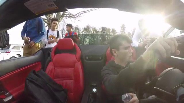 Il va au lycée en Lamborghini. Regardez la réaction de ses camarades