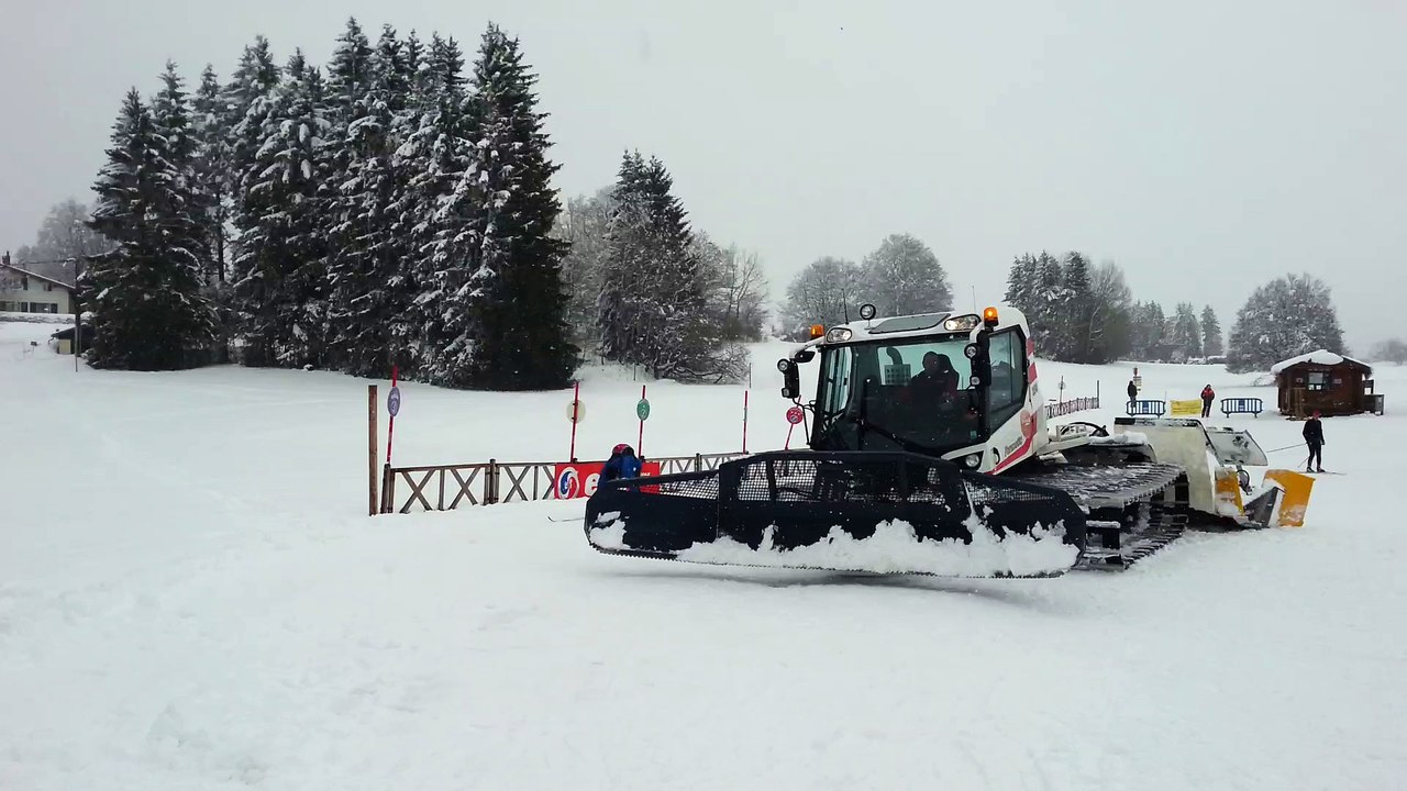 Les bénévoles de la Transjurassienne enneigent la piste aux Rousses
