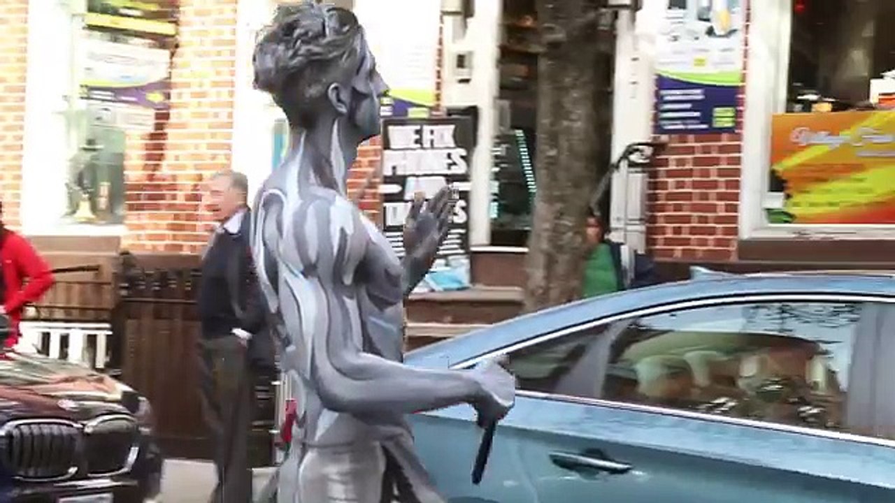 Gerçek Hayatın Gümüş Sörfçüsü New York Sokaklarında!