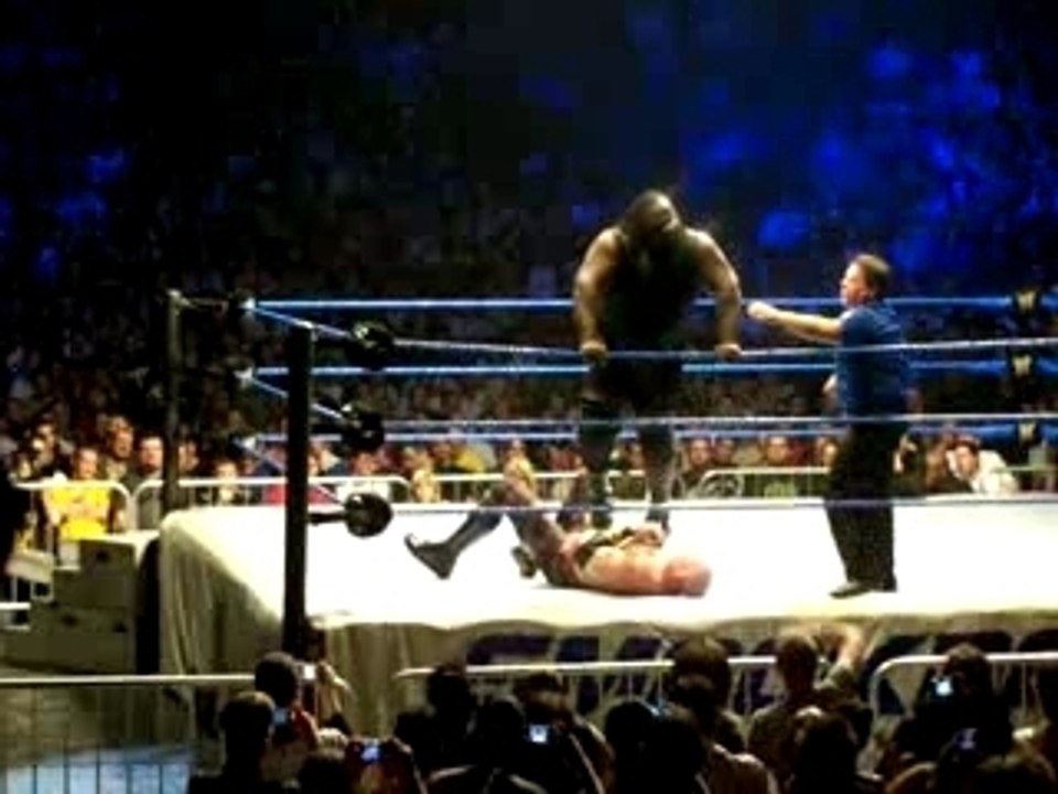 Kane beat Mark Henry (DQ)