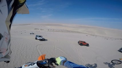 Un motard atterrit sur une Jeep.