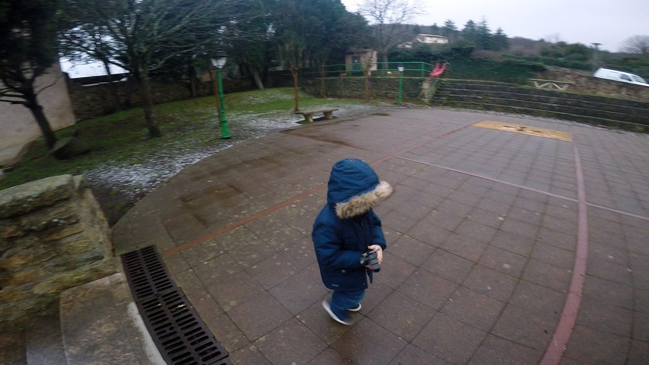 Zouzou et sa voiture rc