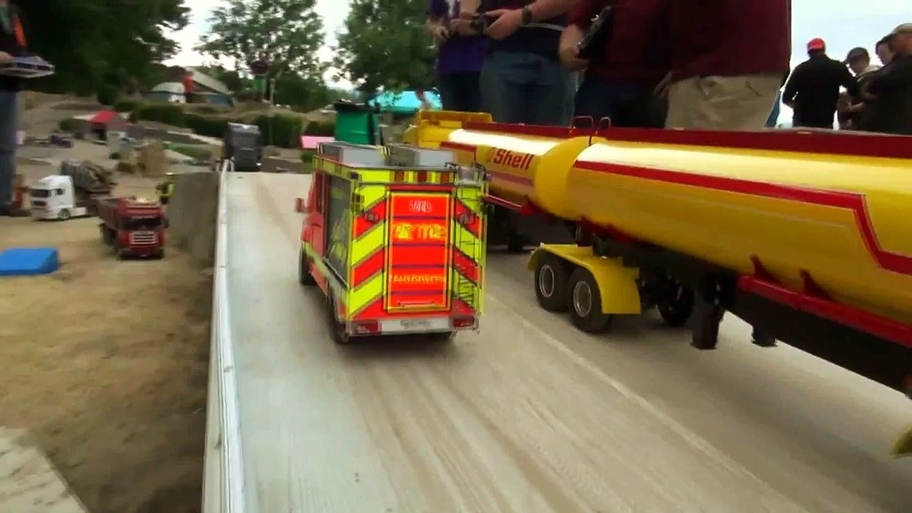 AUSTRALIEN ROADTRAIN SHELL TANKZUG IN SLOMOTION