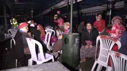 Bazı Vatandaşlar Çadırlarda Isınarak Vakit Geçiriyor