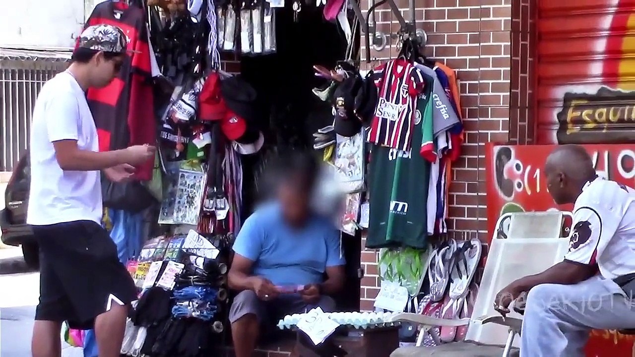 PAGANDO COM NOTA FALSA! (TRETA)