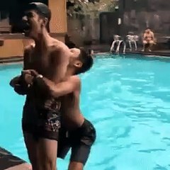 Menino Tenta Jogar Outro Na Piscina E Você Não Vai Acreditar No Que Aconteceu...